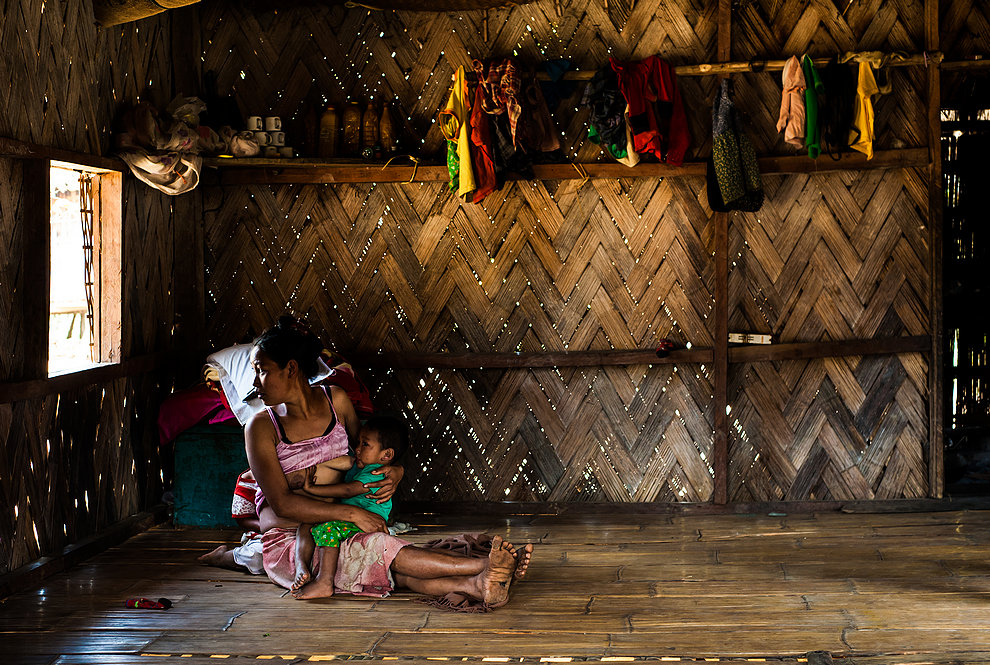 Kobieta karmiąca dziecko we wsi Khaikhy przy granicy z Birmą, Mizoram (Mizoram i Manipur)
